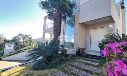 Casa em condomínio fechado de 3 dormitórios, sendo 1 suíte e 2 vagas