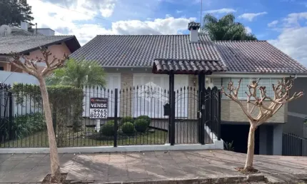 Casa com 230,59 m² privativos, com 4 quartos sendo uma suíte, no Bairro Santo Antão