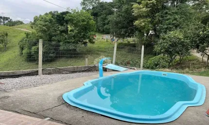 Chácara na linha paulina, com pavilhão, casa, piscina.