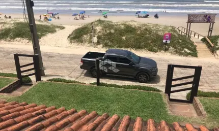 Sobrado pé na areia, 2 dormitórios e 1 vaga de garagem