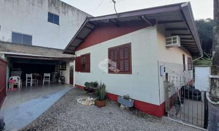 Casa com 03 quartos/dormitórios no bairro Bom Viver, em Biguaçu- SC