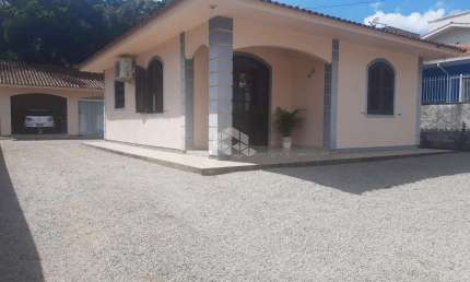 Casa com 03 quartos/dormitórios no bairro Sul do Rio, em Santo Amaro da Imperatriz- SC