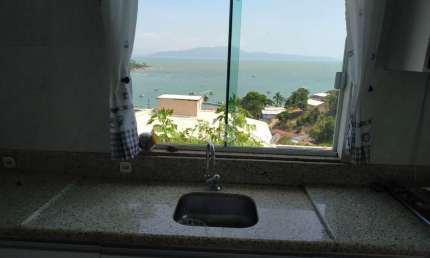 Casa com 03 quartos/dormitórios no bairro Calheiros, em Governador Celso Ramos- SC
