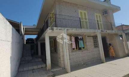 Casa de dois pavimentos com 05 quartos/dormitórios no bairro Areias, em São José- SC