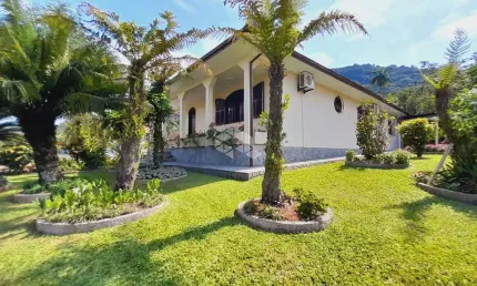 Casa com 03 quartos/dormitórios no bairro Alto Aririú, em Palhoça- SC