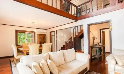 Casa mobiliada com 03 quartos/dormitórios no bairro Planalto, em Gramado- RS