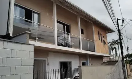 Casa com 03 quartos/dormitórios no bairro Centro, em Biguaçu- SC
