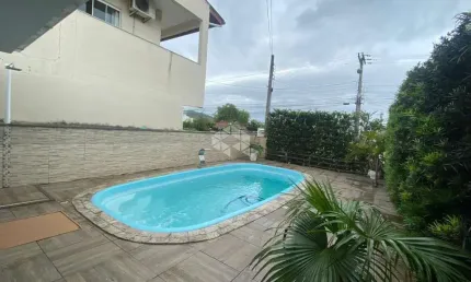 Casa com 04 quartos/dormitórios no bairro Praia João Rosa, em Biguaçu/SC