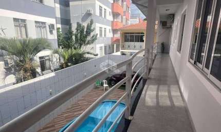 Casa com 5 quartos/dormitórios e sala comercial no bairro Praia Comprida, em São José- SC