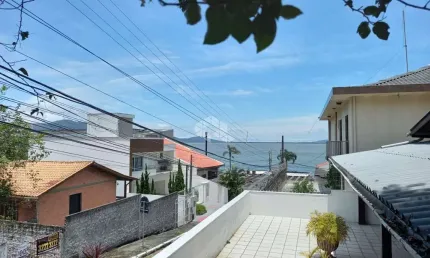 Casa com 3 quartos/dormitórios no bairro Coqueiros, em Florianópolis- SC