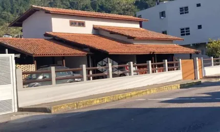 Casa residencial com vocação comercial - ganchos do meio