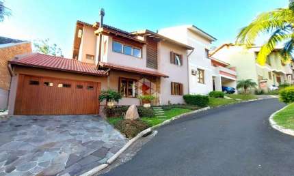Casa em condomínio com excelente infra, 4D, 3 vagas e placas solares