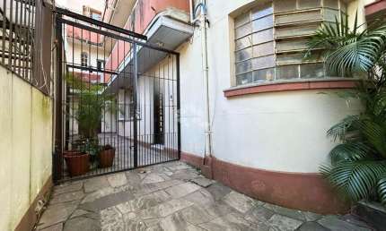 Casa comercial , com uma ampla área no Bairro Santana em Porto alegre