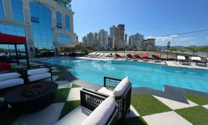 Apartamento de luxo com quatro quartos em Meia Praia Itapema SC