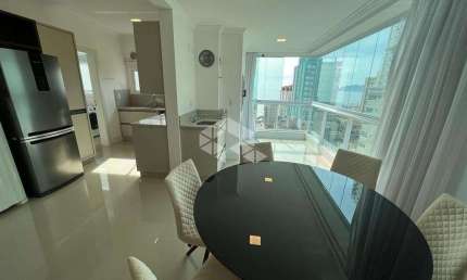 Apartamento mobiliado com três quartos em Meia Praia Itapema SC