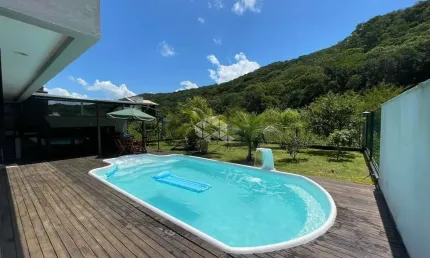 Casa mobiliada com dois quartos no Mariscal em Bombinhas SC
