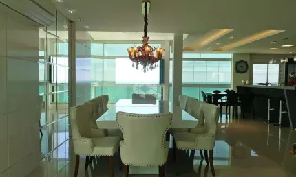 Apartamento de luxo com quatro quartos frente mar em meia Praia Itapema SC
