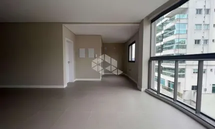 Apartamento mobiliado com três quartos em Meia Praia Itapema SC