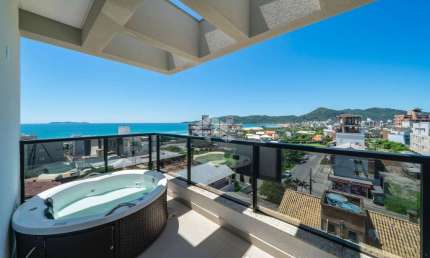 Apartamento duplex com três quartos no Mariscal em Bombinhas SC