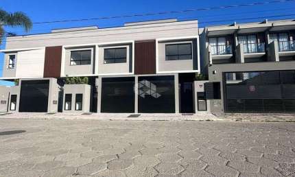 Casa sobrado duplex com dois quartos em Mariscal Bombinhas SC
