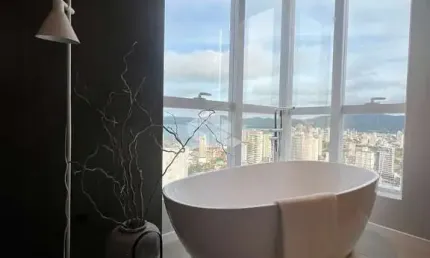 Apartamento com três suites mobiliado na Meia Praia/Itapema SC