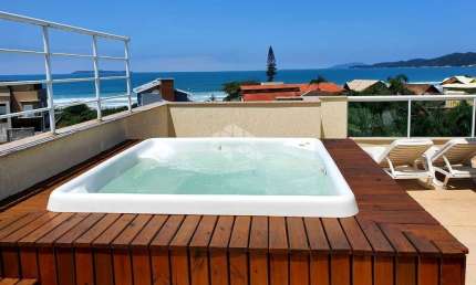 Apartamento duplex mobiliado frente mar com três quartos no Mariscal Bombinhas SC