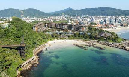Cobertura com quatro quartos frente mar na praia do Ribeiro em Bombinhas SC