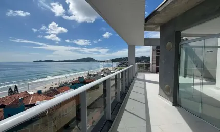 Cobertura duplex frente mar com quatro suítes em Bombas Bombinhas SC