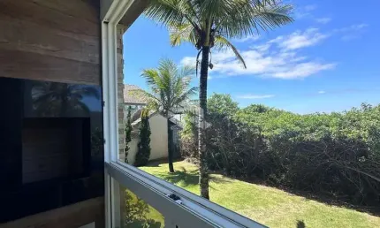 Apartamento pé na areia com duas suites no Mariscal em Bombinhas SC