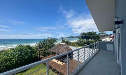 Casa com seis quartos frente mar no Mariscal em Bombinhas SC