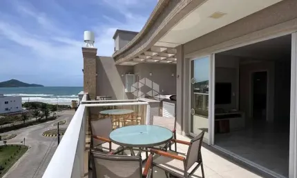 Cobertura duplex mobiliada com 3 suits em mariscal em bombinhas