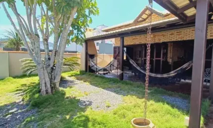 Casa com três quartos a 70 metros do mar de Zimbros em Bombinhas SC.