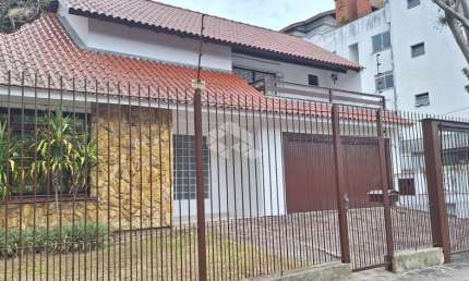 Excelente sobrado, 05 dorm, 03 suítes, com piscina, bem localizado no coração do bairro Jardim Lindóia