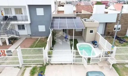 Casa com suíte, piscina e placas solares no Centro Novo