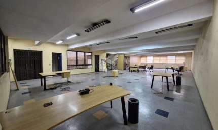 Prédio comercial com 3 pavimentos em vão livre, localizado na região do Brás
