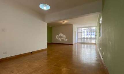 Apartamento reformado de 190m², paralelo à Av. Paulista e a 500mts. do metrô, com 3 quartos e 1 vaga de garagem.