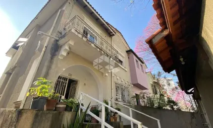 Casa de Vila na Aclimação, com 3 pavimentos, 4 quartos e 8 vagas de garagem.