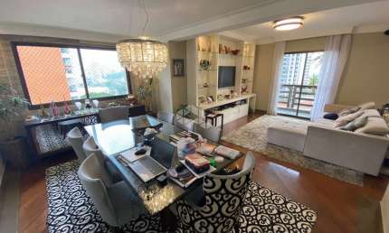 Duplex alto padrão na Chácara Klabin, com 228m², 4 suítes e 3 vagas de garagem.