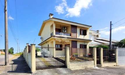 Casa de 3 dormitórios com suíte no Bairro Tomazetti em Santa Maria