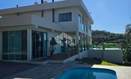 Casa alto padrão, 5 suítes, 8 banheiros,  escritório, 5 garagens, piscina, deck, sala de estar, varanda gourmet, em Itaara RS