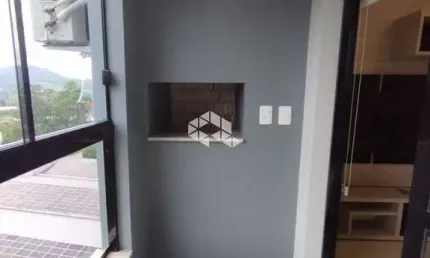 Ótimo apartamento com 02 dormitórios, suíte, sacada, churrasqueira e garagem coberta, à venda no bairro Uglione em Santa Maria.