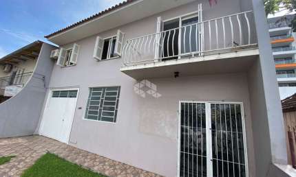 Casa à venda com 03 dormitórios e sala comercial no bairro Camobi, em Santa Maria.