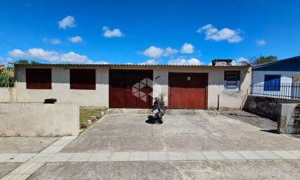 Casa comercial à venda com 11 acomodações no bairro Camobi, em Santa Maria.