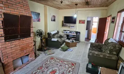 Casa semimobiliada à venda, com 04 dormitórios incluindo 02 banheiros, churrasqueira e salão de festas, no bairro Camobi, em Santa Maria.