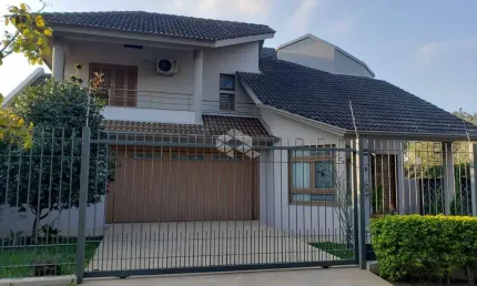 Casa à venda, com sacada e churrasqueira no bairro Camobi, em Santa Maria.