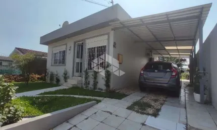 Casa com 02 dormitórios com garagem para 03 carros no bairro Camobi em Santa Maria