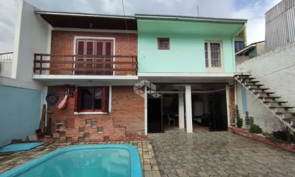 Casa/sobrado com 03 dormitórios 01 suíte com piscina no bairro medianeira em santa maria.