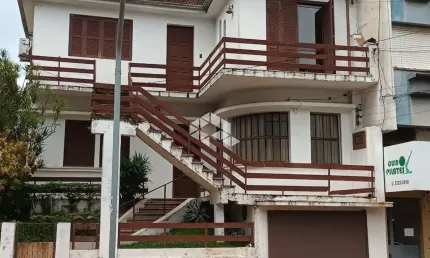 Casa de 03 dormitórios com garagem à venda no bairro Centro em Santa Maria