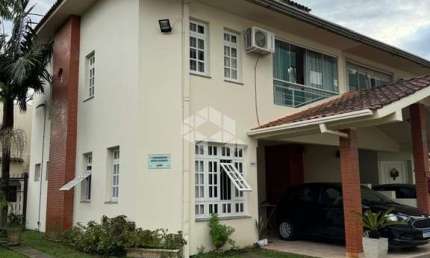 Casa estilo sobrado com 3 quartos  com suite e vaga de garagem à venda em Camobi Santa Maria