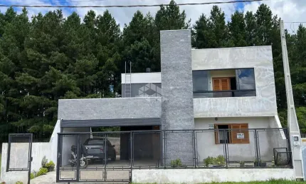 Casa com 03 quartos e pátio à venda no bairro Camobi em Santa Maria, pertinho da UFSM.